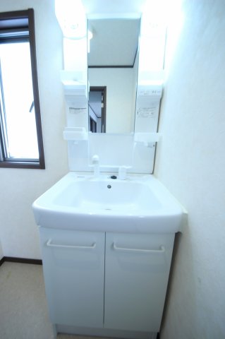 洗面設備　独立洗面台、小物を置くことができて便利です