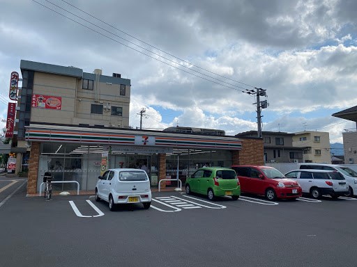 コンビニ　セブンイレブン（コンビニ）まで613m