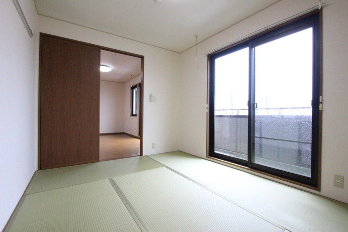 その他　リビング横には8畳の和室！