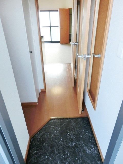 その他部屋・スペース　玄関からみた室内です。