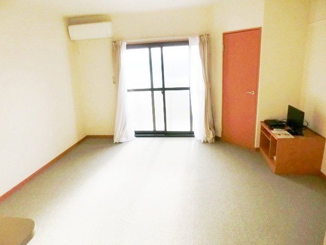 居室・リビング　明るく広い室内。