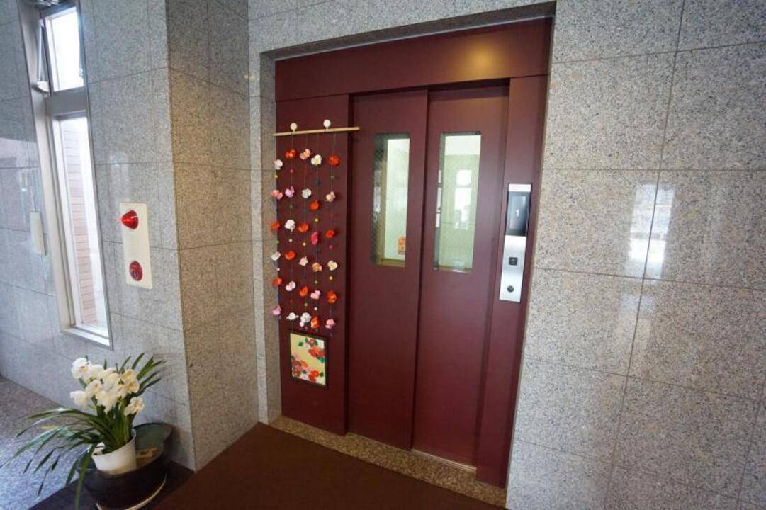 エントランス　エレベーター