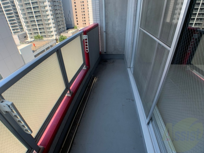 バルコニー　バルコニーは幅があり、広い印象を受けました。