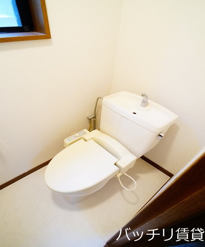 トイレ　画像は別部屋タイプの為、現状を優先致します。