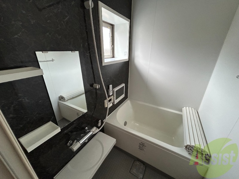 バス・シャワールーム　浴室です。追い焚き機能と浴室乾燥機が付いていて便利です。