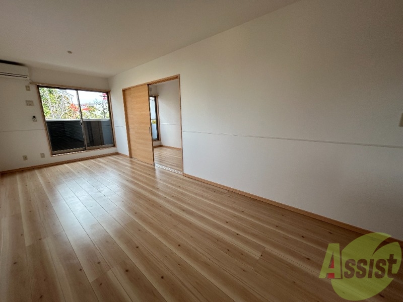 居室・リビング　１４．１帖の広々リビングです。日も良く入り明るいです。