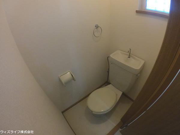 トイレ　写真は同タイプの別のお部屋のものです。