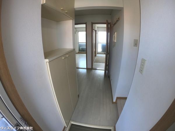玄関　写真は同タイプの別のお部屋のものです。