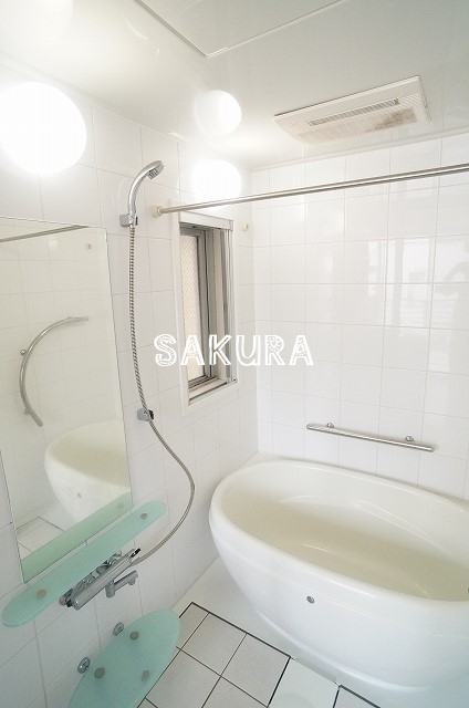 バス・シャワールーム　雨の日でも安心の浴室乾燥機付きです♪