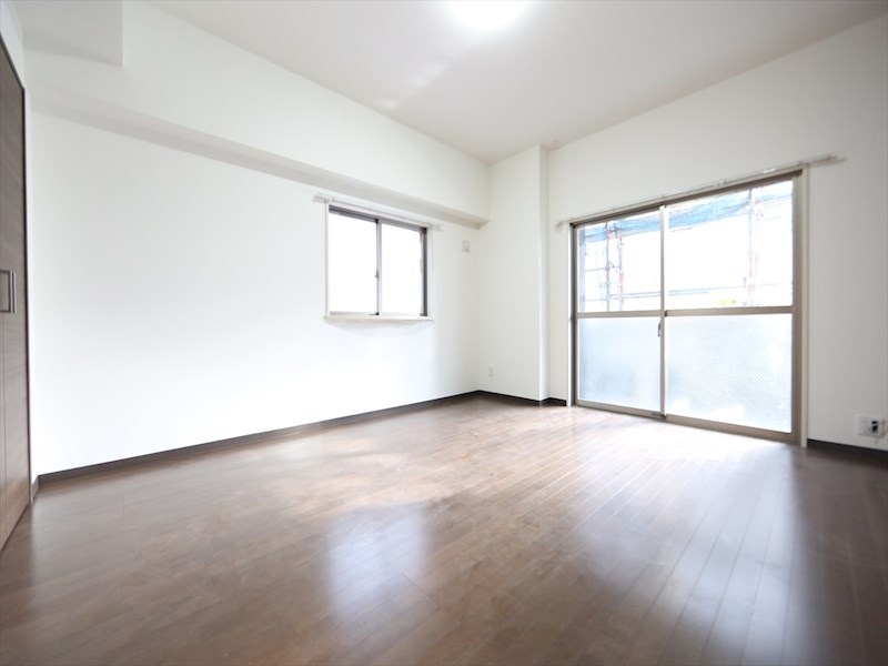 居室・リビング　洋室10.2帖　2面採光　エアコン完備　南面バルコニー