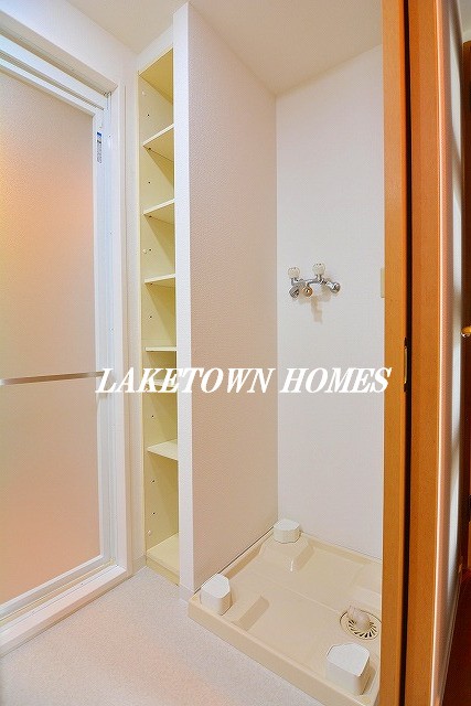 その他部屋・スペース　収納棚のある洗濯機置場です。