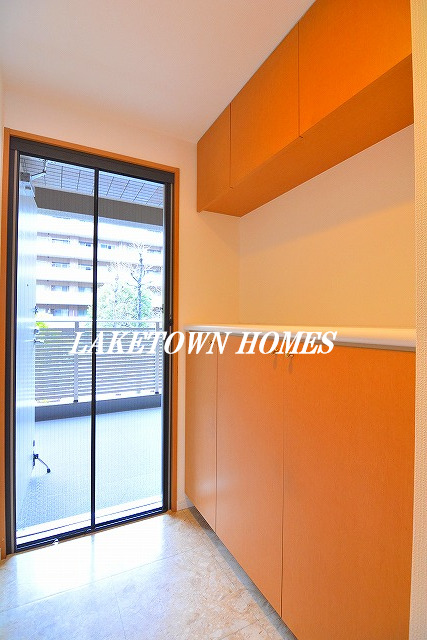 玄関　玄関収納です。玄関には網戸がついています。