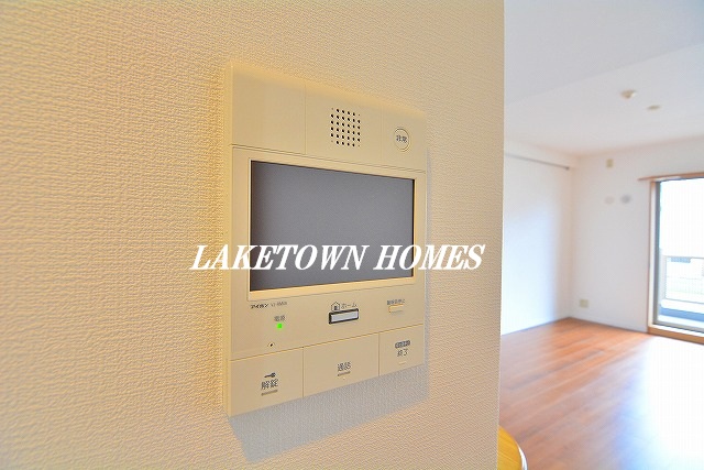 セキュリティ　来訪者の確認が出来るモニター付インターホンです。