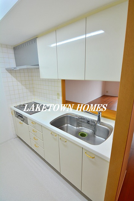 キッチン　３口グリル付の対面式のシステムキッチンです。