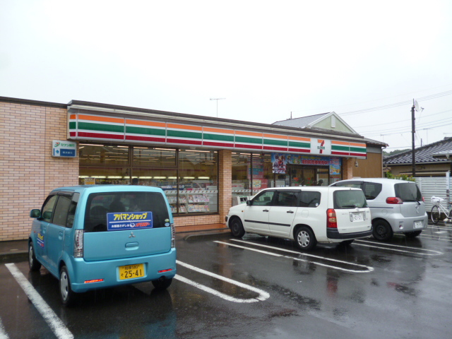 コンビニ　セブンイレブン（コンビニ）まで735m