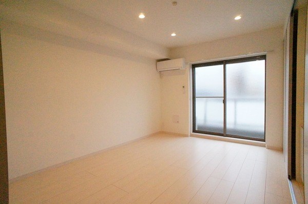 居室・リビング　白を基調とした明るいお部屋で、インテリアが映えます