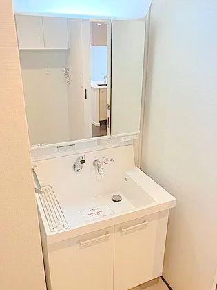 洗面設備　明るい洗面所です