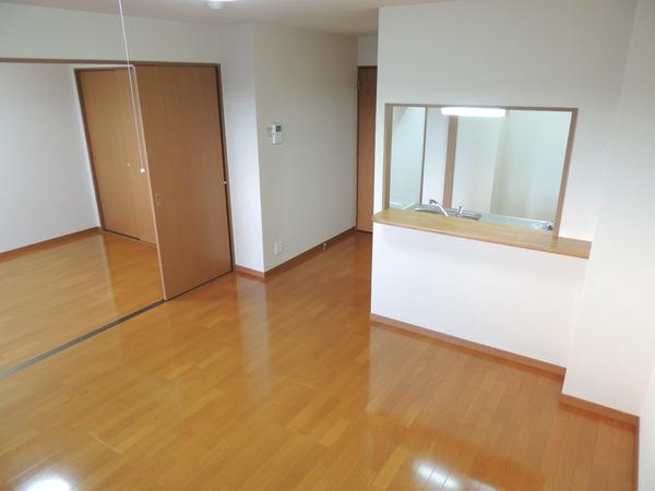 居室・リビング　同物件別室