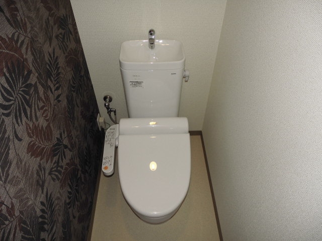 トイレ　温水洗浄便座付きのトイレです♪