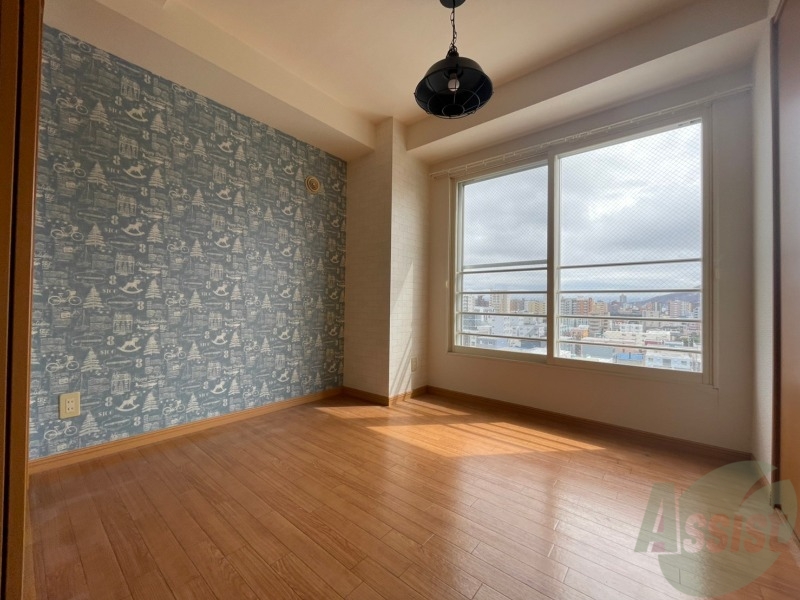 その他部屋・スペース　戸を閉めるとリビングと区切られた寝室にすることができますよ。