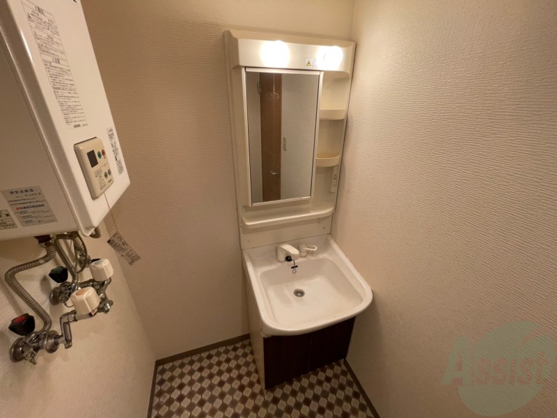 洗面設備　独立洗面台です。大きくてよいですね。シャンプーもできます。