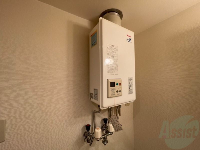 その他設備　給湯器は簡単操作で温度調整ができますよ。