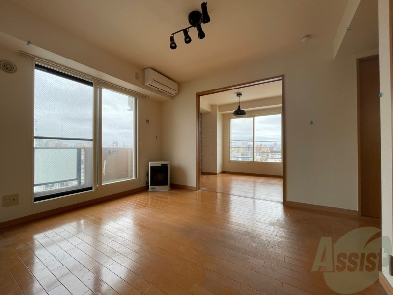 居室・リビング　広くてキレイなお部屋が広がっていて、充実した生活が送れそう。