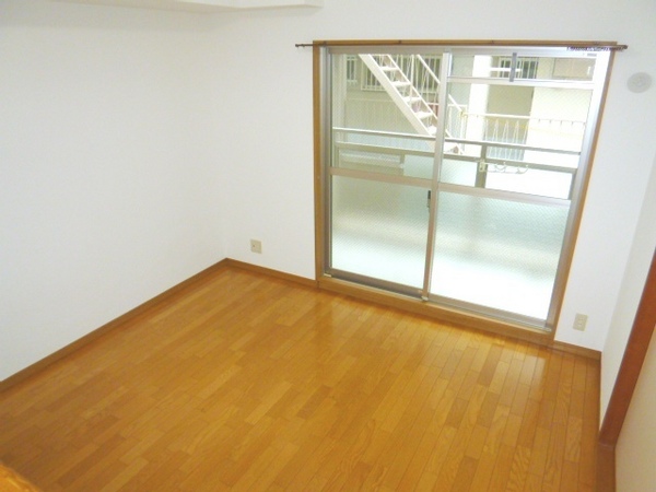 居室・リビング　2面採光の明るいリビングです♪