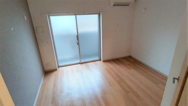 居室・リビング　エアコン付きなので年中快適です