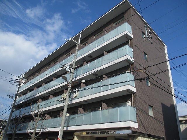 建物外観　周りにスーパー、コンビニ、病院などがあって便利です