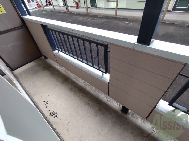 バルコニー　ベランダはよく日が当たり気持ちの良い空間です。