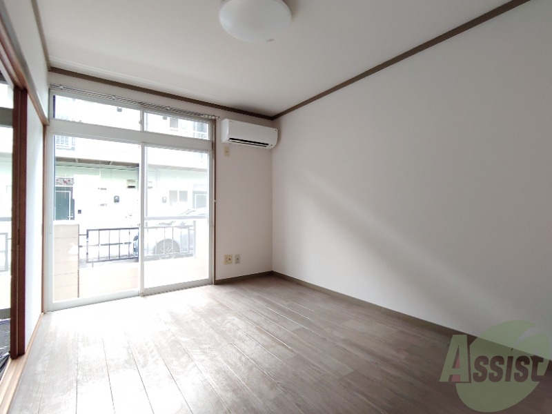 居室・リビング　広くきれいなリビングは明るい光も良く差します。