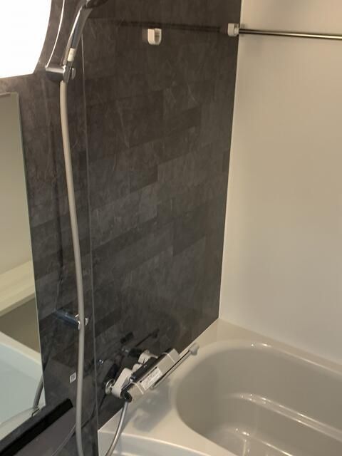 バス・シャワールーム　※同タイプ・別部屋の参考写真です。