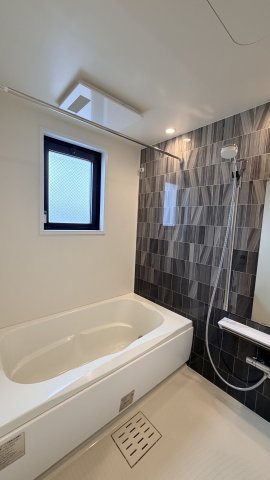 バス・シャワールーム　浴室乾燥機能付きの綺麗なバスルームです