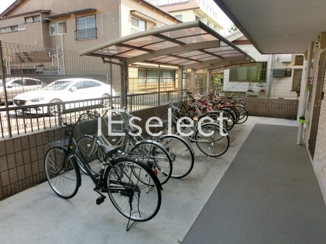 駐車場　屋根付きの駐輪場