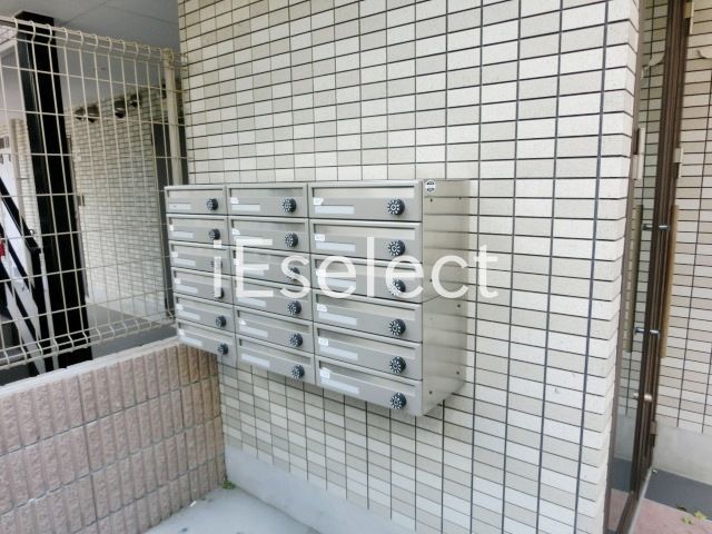 エントランス　ポストあります