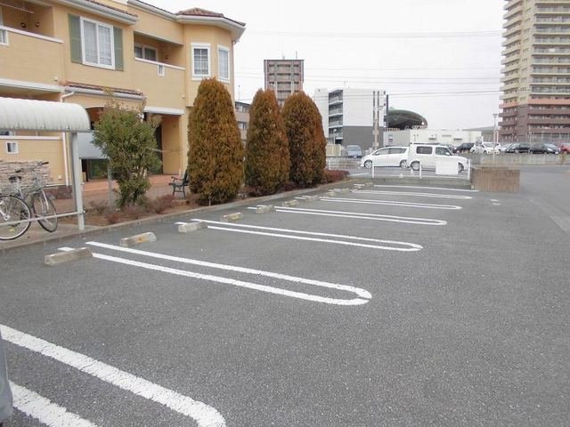 駐車場　駐車場があるので、車を買う予定の方も安心です