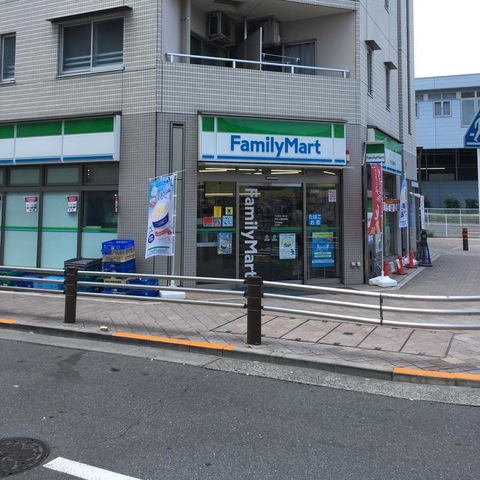 コンビニ　ファミリーマート芦花公園駅南店（コンビニ）まで146m
