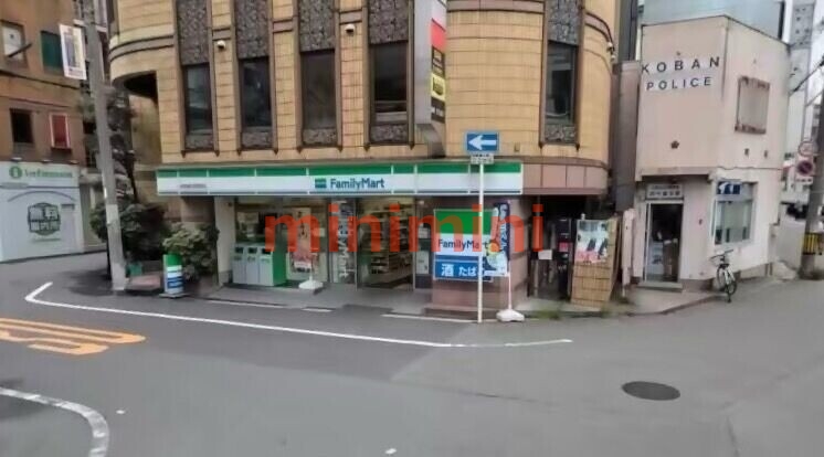 コンビニ　ファミリーマート阪急南方駅前店（コンビニ）まで381m