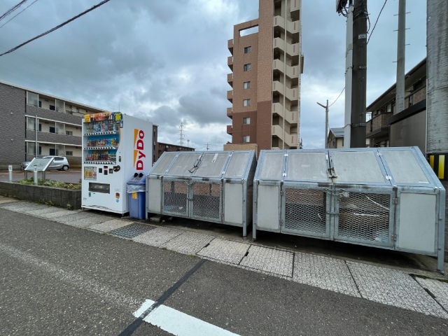 その他共有部分　自販機とゴミステーション
