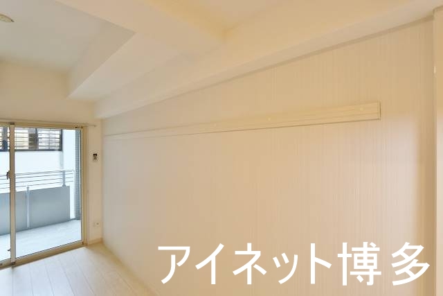 エントランス　ハンガー等を掛けられる機能があり便利です