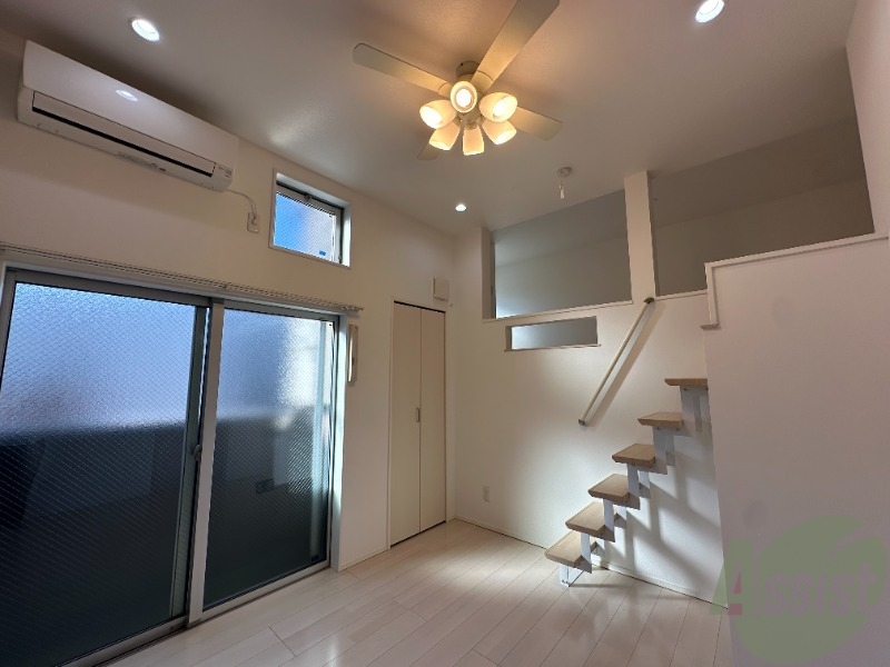 居室・リビング　デザイナーズ物件なのでステキなお部屋ですね。