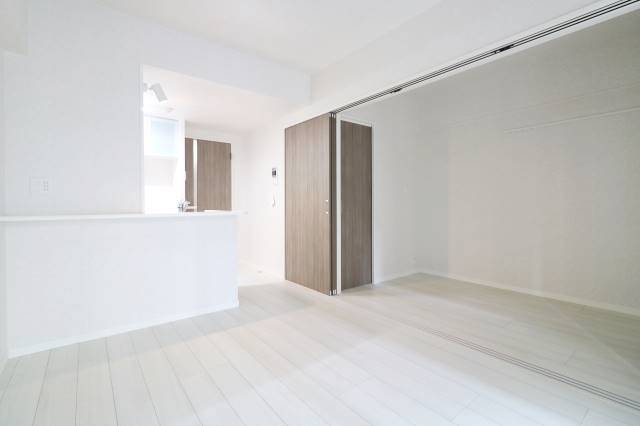 居室・リビング　白を基調としたオシャレなお部屋です