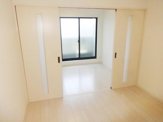 居室・リビング　白を基調にした明るいお部屋です。
