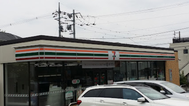コンビニ　セブンイレブン稲城平尾1丁目店（コンビニ）まで942m