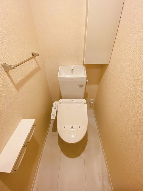 トイレ　トイレは温水洗浄便座付き♪人気のバストイレ別です♪小物を置け