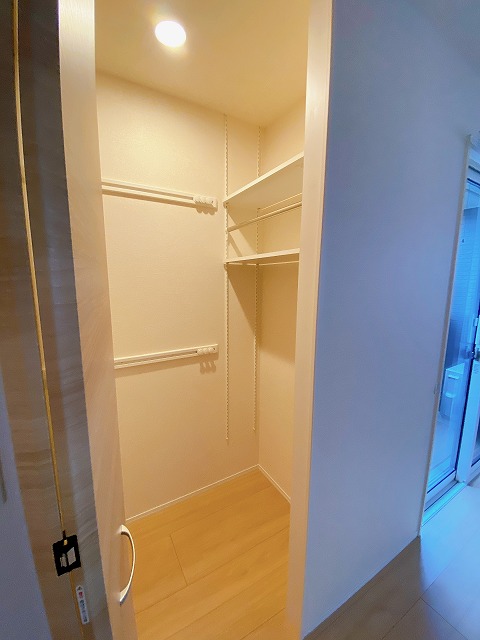 収納　洋室7.6帖のお部屋にあるワンステップクローゼットです！収納