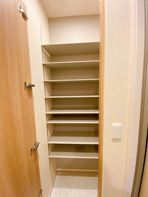 玄関　奥行きのあるシューズクロークで玄関すっきり片付きます☆靴だけ