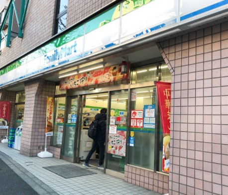 コンビニ　ファミリーマート神田佐久間町店（コンビニ）まで31m