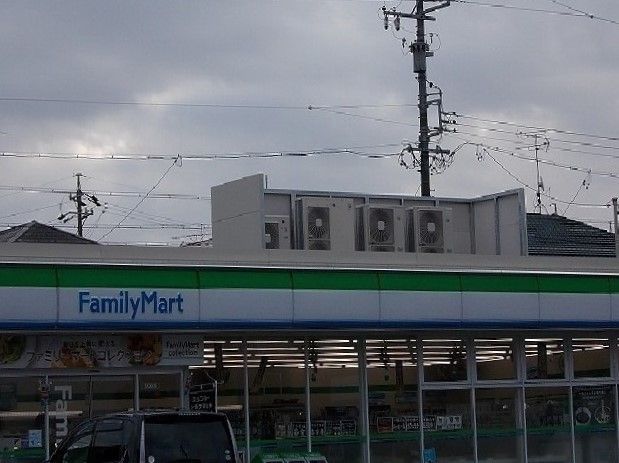 コンビニ　ファミリーマート（コンビニ）まで200m
